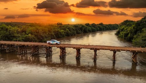 Imagem que ilustra a ponte de serviço sobre o Rio Verde, uma das etapas do projeto da PCH Taboca (Christopher Borges/ Atiaia Renováveis)
